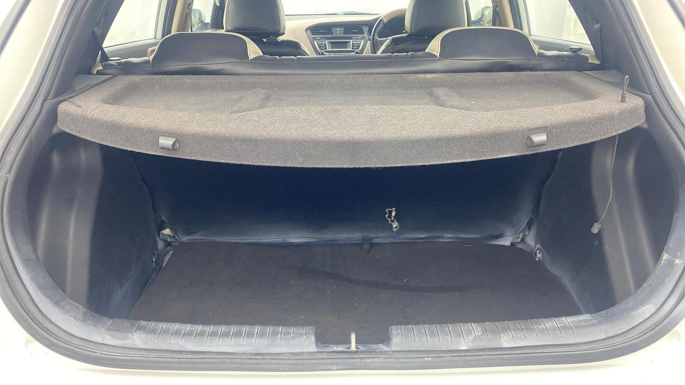2017 Hyundai Elite i20 SPORTZ 1.2, Petrol, Manual, 1,02,976 km, Boot Inside