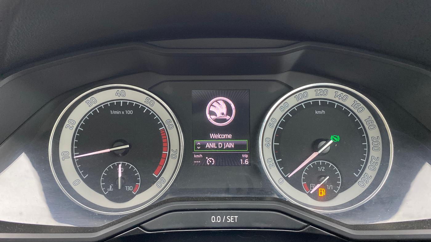 2016 Skoda Superb L&K 1.8 TSI AT, Petrol, Automatic, 50,102 km, Odometer Image