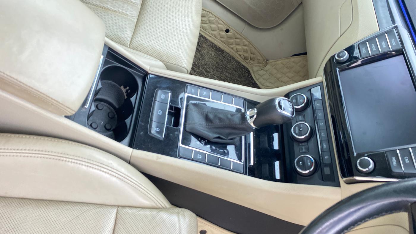 2016 Skoda Superb L&K 1.8 TSI AT, Petrol, Automatic, 50,102 km, Gear Lever