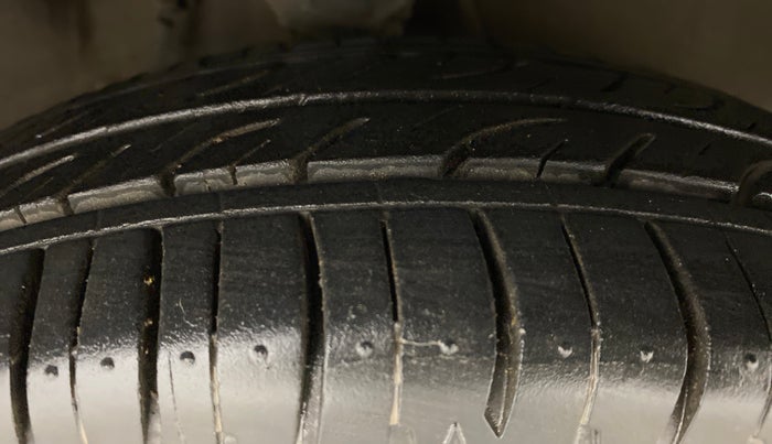2014 Hyundai i10 SPORTZ 1.1 IRDE2, Petrol, Manual, 83,872 km, Right Front Tyre Tread