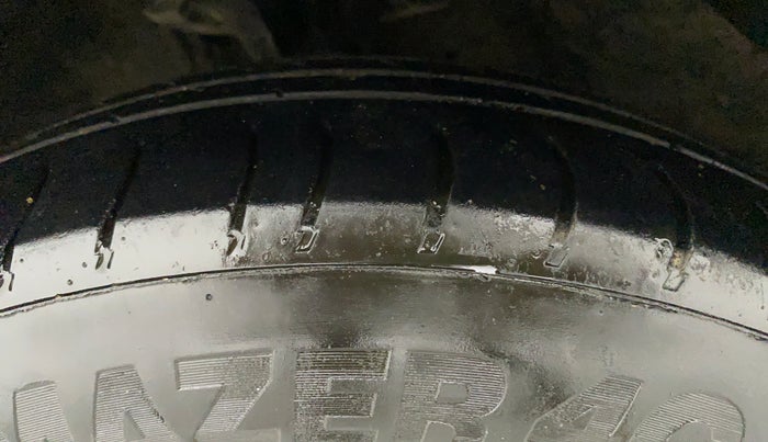 2011 Hyundai i10 SPORTZ 1.2, Petrol, Manual, Left Front Tyre Tread