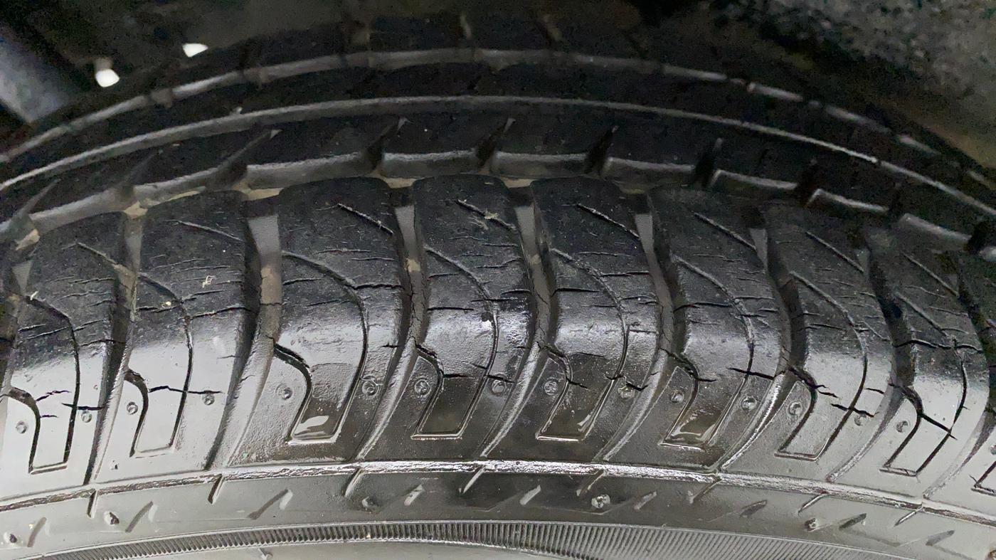 2016 Maruti Wagon R 1.0 VXI AMT, Petrol, Automatic, 59,424 km, Right Front Tyre Tread