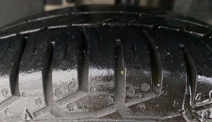 2016 Renault Kwid RXT 1.0, Petrol, Manual, 73,576 km, Left Front Tyre Tread