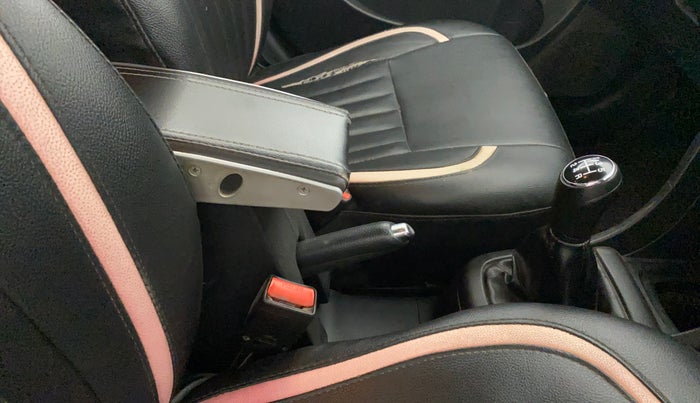 2017 Maruti Swift ZXI, Petrol, Manual, 1,32,487 km, Gear Lever