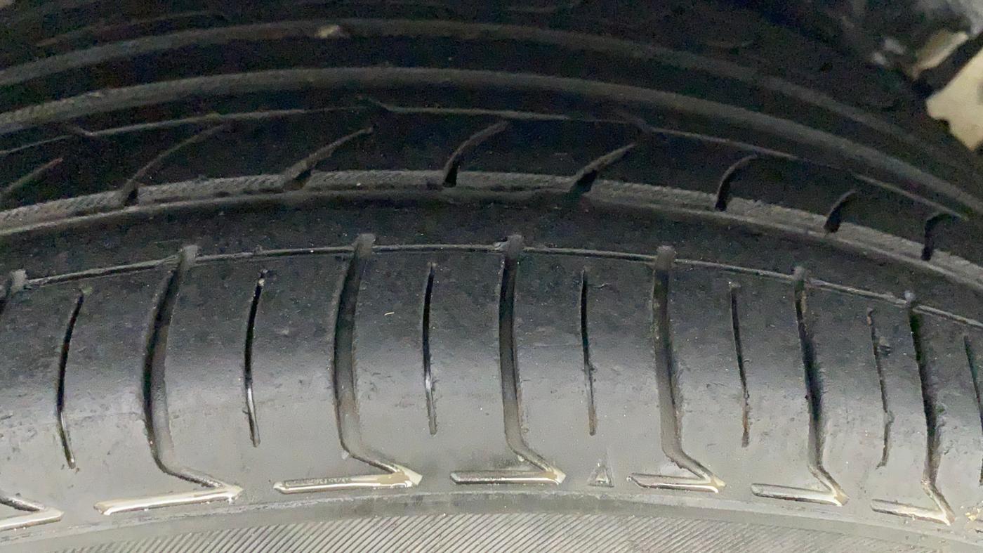 2014 Maruti Ertiga VXI CNG, CNG, Manual, 83,463 km, Right Rear Tyre Tread
