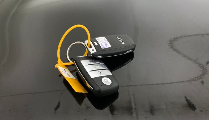 2023 KIA CARENS  PRESTIGE PLUS 1.5 TURBO PETROL DCT 7 STR, Petrol, Automatic, 76,316 km, Key Close Up