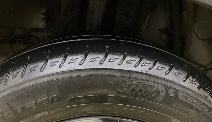 2023 KIA CARENS  PRESTIGE PLUS 1.5 TURBO PETROL DCT 7 STR, Petrol, Automatic, 76,316 km, Right Rear Tyre Tread