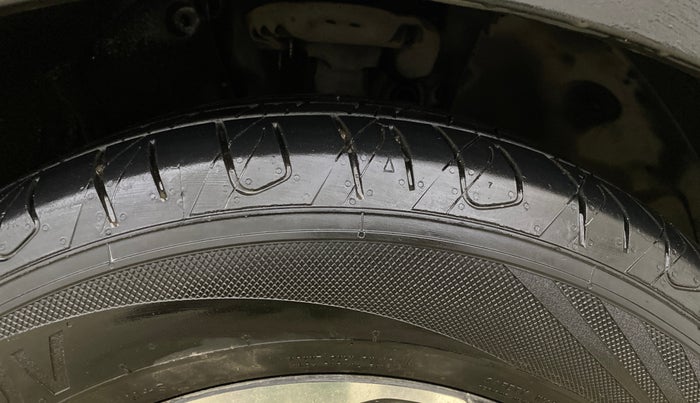 2023 KIA CARENS  PRESTIGE PLUS 1.5 TURBO PETROL DCT 7 STR, Petrol, Automatic, 76,316 km, Right Front Tyre Tread