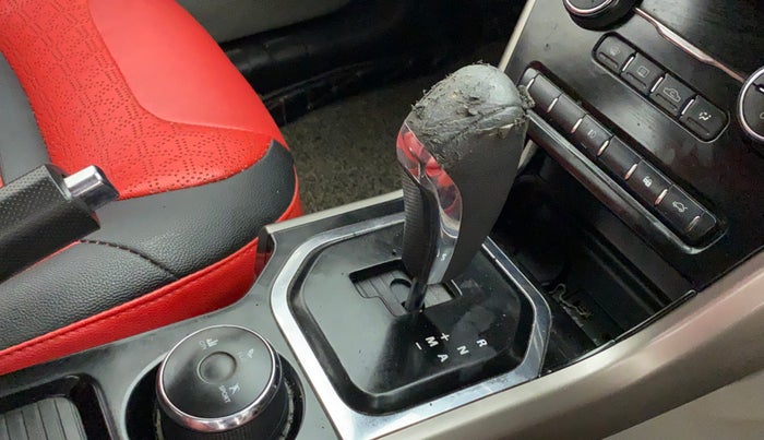 2018 Tata NEXON XZA PLUS PETROL DUAL TONE, Petrol, Automatic, 1,08,812 km, Gear lever - Knob cover torn