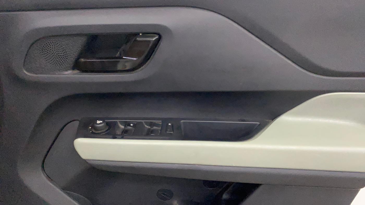 2022 Tata PUNCH ADVENTURE MT, Petrol, Manual, 8,068 km, Driver Side Door Panels Control