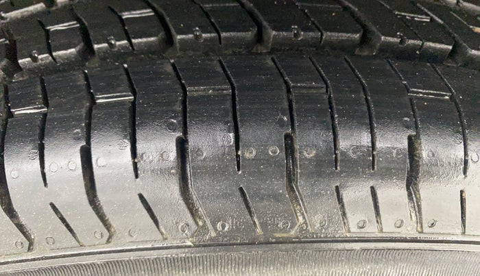 2013 Maruti Swift VXI, Petrol, Manual, 50,595 km, Right Front Tyre Tread