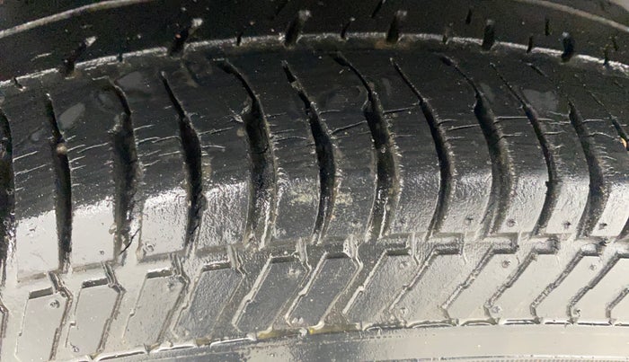 2013 Maruti Swift VXI, Petrol, Manual, 50,595 km, Right Rear Tyre Tread