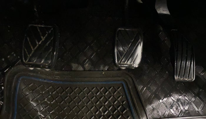 2013 Maruti Swift VXI, Petrol, Manual, 50,595 km, Pedals