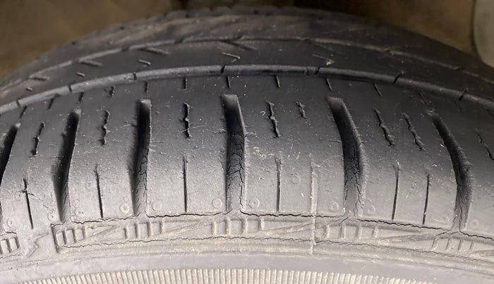 2017 Hyundai Grand i10 1.2 KAPPA SPORTZ (O), Petrol, Manual, 24,054 km, Right Front Tyre Tread