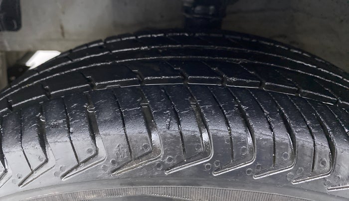 2017 Hyundai Eon ERA PLUS, CNG, Manual, 14,134 km, Left Front Tyre Tread