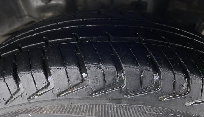 2017 Hyundai Eon ERA PLUS, CNG, Manual, 14,134 km, Left Rear Tyre Tread