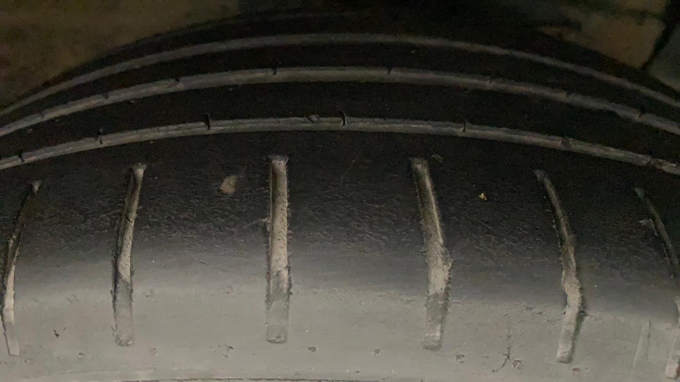 2017 Maruti Ciaz ALPHA  AT 1.4  PETROL, CNG, Automatic, 83,022 km, Right Front Tyre Tread
