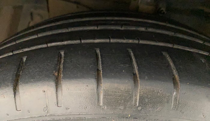 2017 Maruti Ciaz ALPHA  AT 1.4  PETROL, CNG, Automatic, 83,022 km, Left Front Tyre Tread