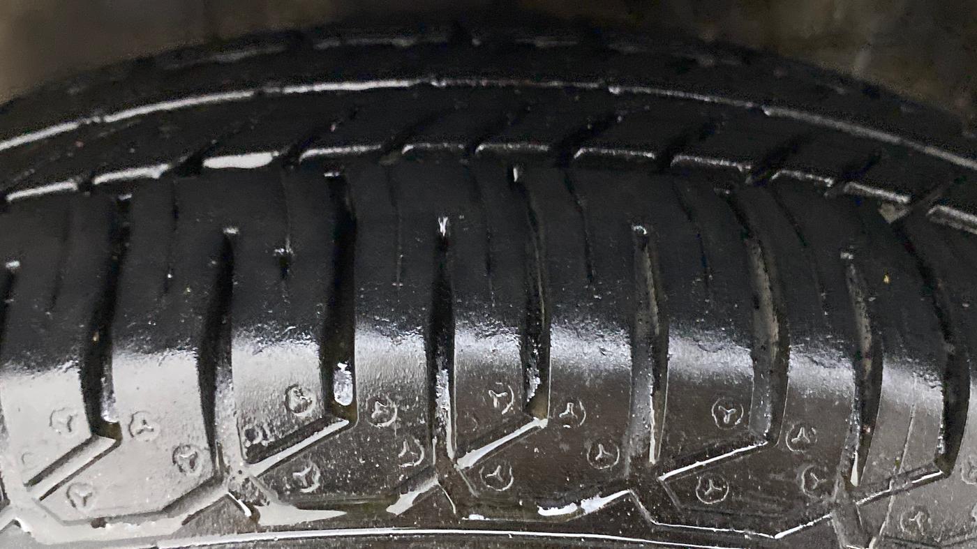 2015 Maruti Alto 800 LXI CNG, CNG, Manual, 72,059 km, Left Front Tyre Tread
