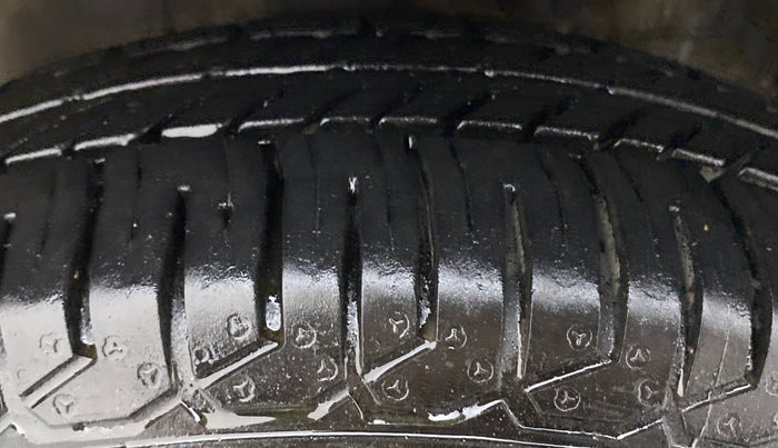 2015 Maruti Alto 800 LXI CNG, CNG, Manual, 72,059 km, Left Front Tyre Tread