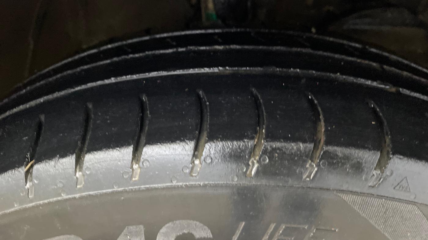 2019 Maruti Swift VXI AMT, CNG, Automatic, 1,12,721 km, Right Front Tyre Tread