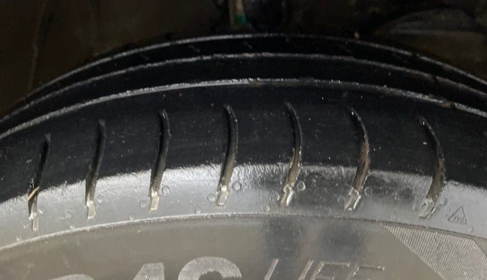 2019 Maruti Swift VXI AMT, CNG, Automatic, 1,12,117 km, Right Front Tyre Tread