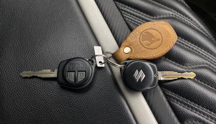 2019 Maruti Swift VXI AMT, CNG, Automatic, 1,12,117 km, Key Close Up
