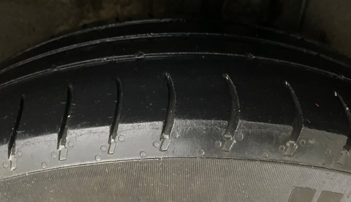 2019 Maruti Swift VXI AMT, CNG, Automatic, 1,12,117 km, Left Rear Tyre Tread