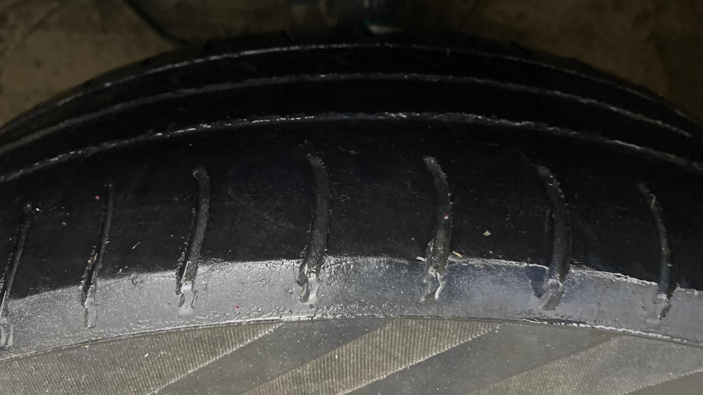 2019 Maruti Swift VXI AMT, CNG, Automatic, 1,12,721 km, Left Front Tyre Tread