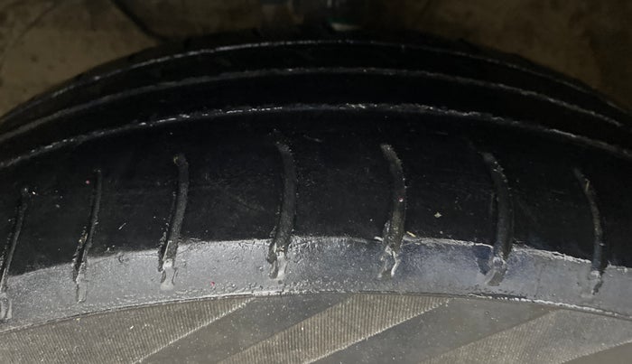 2019 Maruti Swift VXI AMT, CNG, Automatic, 1,12,117 km, Left Front Tyre Tread