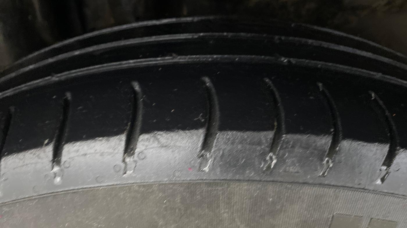 2019 Maruti Swift VXI AMT, CNG, Automatic, 1,12,721 km, Right Rear Tyre Tread