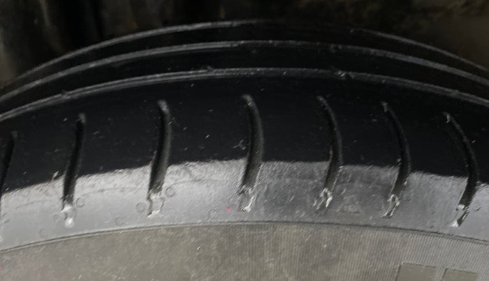2019 Maruti Swift VXI AMT, CNG, Automatic, 1,12,117 km, Right Rear Tyre Tread
