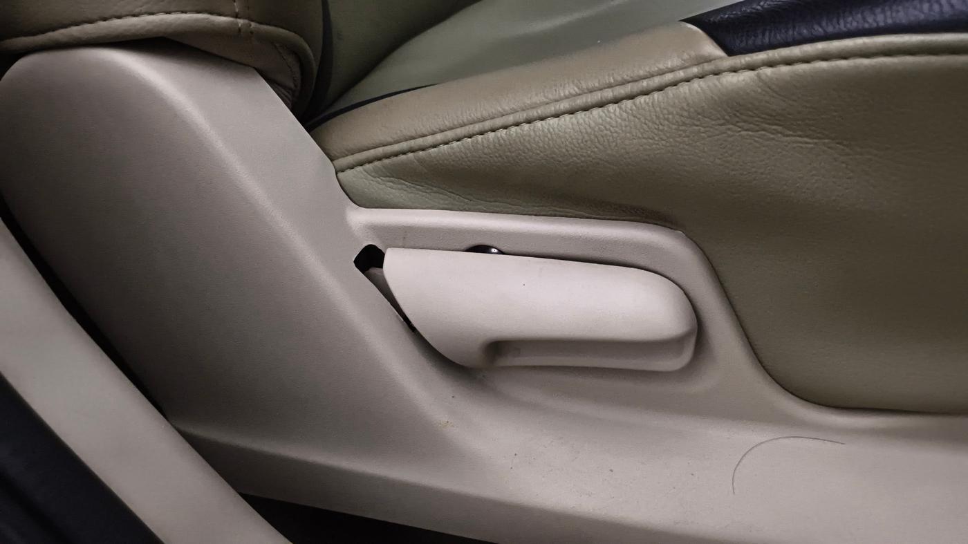 2016 Maruti Swift Dzire VXI, Petrol, Manual, 33,263 km, Driver Side Adjustment Panel