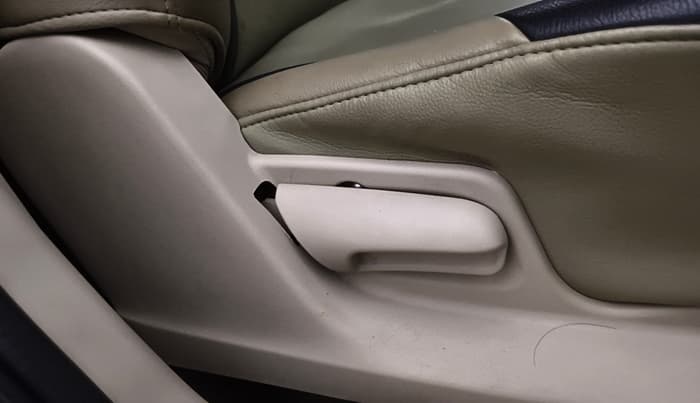 2016 Maruti Swift Dzire VXI, Petrol, Manual, 33,263 km, Driver Side Adjustment Panel