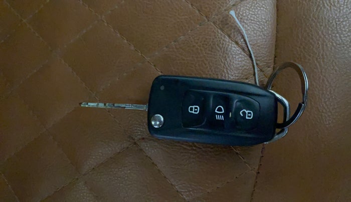 2016 Tata Tiago XZ PETROL, CNG, Manual, 40,442 km, Key Close Up