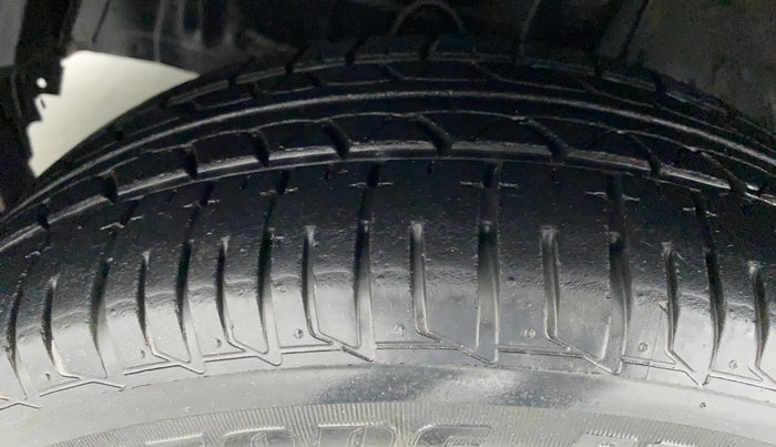 2015 Toyota Etios Liva V, Petrol, Manual, 56,536 km, Left Front Tyre Tread