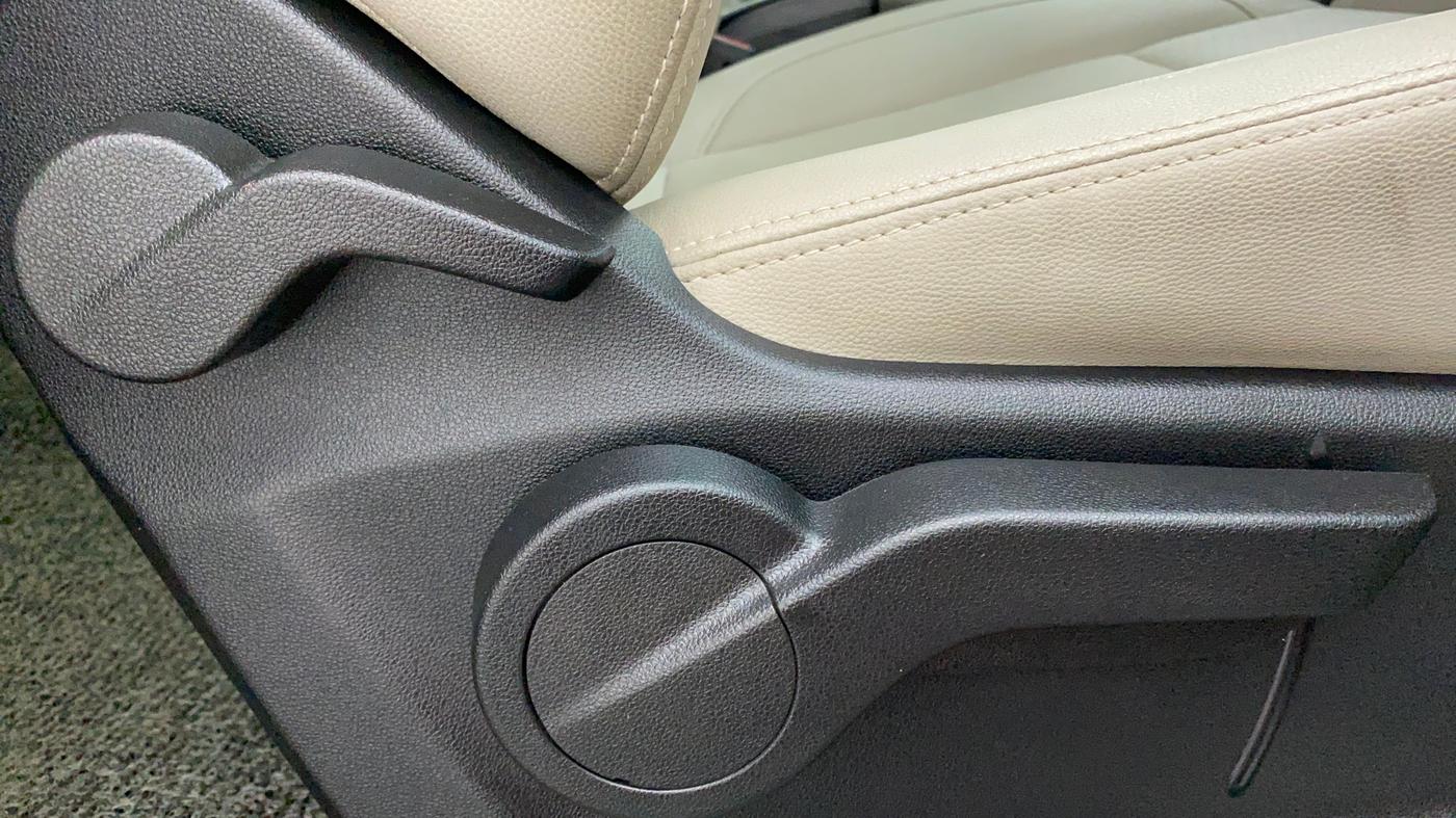 2019 Mahindra MARAZZO M8 7 STR, Diesel, Manual, 49,964 km, Driver Side Adjustment Panel