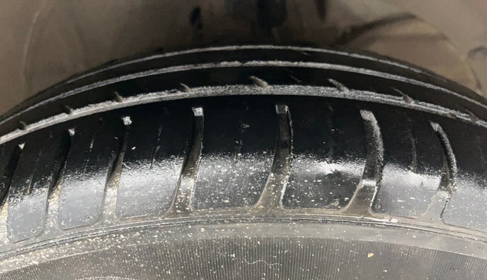 2019 Maruti Swift LXI, Petrol, Manual, 27,577 km, Right Front Tyre Tread