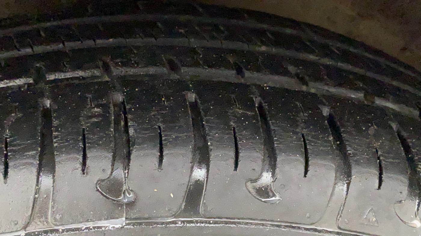 2015 Hyundai Grand i10 ASTA AT 1.2 KAPPA VTVT, Petrol, Automatic, 13,633 km, Left Front Tyre Tread