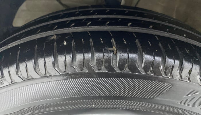 2017 Maruti Dzire VDI, Diesel, Manual, 51,281 km, Left Front Tyre Tread