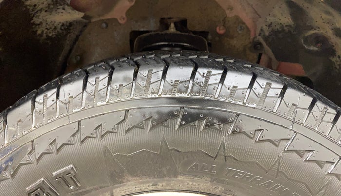 2017 Mahindra TUV300 T8, Diesel, Manual, 50,574 km, Right Front Tyre Tread
