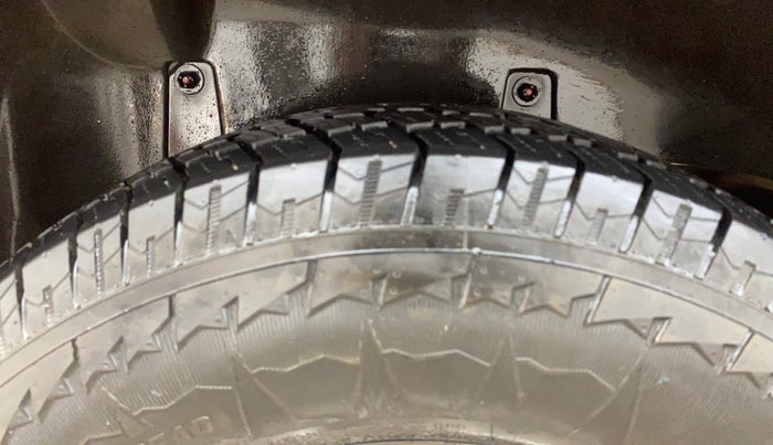 2017 Mahindra TUV300 T8, Diesel, Manual, 50,574 km, Right Rear Tyre Tread