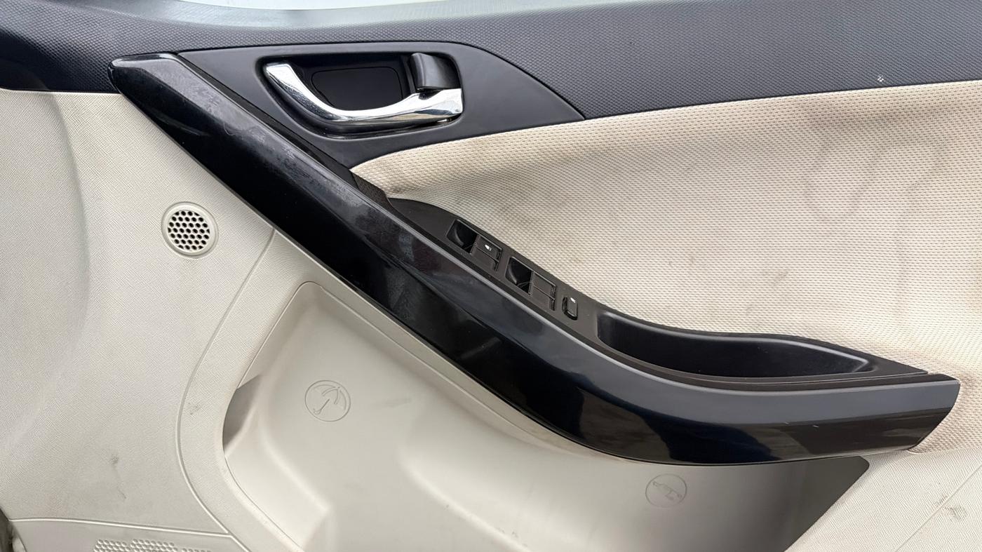 2022 Tata NEXON XZA PLUS (O) DIESEL, Diesel, Automatic, 78,603 km, Driver Side Door Panels Control