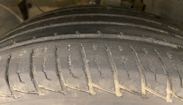 2017 Renault Duster RXL PETROL, Petrol, Manual, 38,607 km, Left Front Tyre Tread