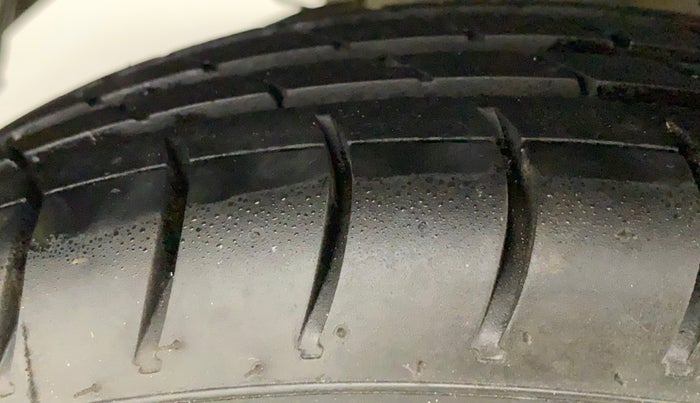 2014 Hyundai Eon D-LITE+, Petrol, Manual, 35,595 km, Right Rear Tyre Tread