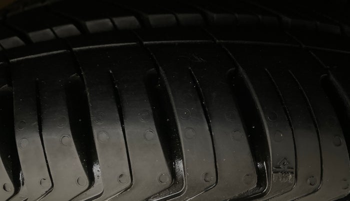 2016 Maruti Ciaz ZDI+ SHVS RS, Diesel, Manual, 95,428 km, Right Front Tyre Tread