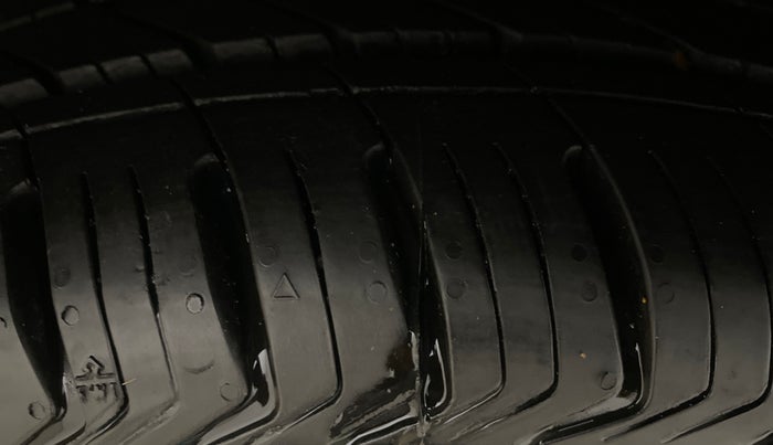 2016 Maruti Ciaz ZDI+ SHVS RS, Diesel, Manual, 95,428 km, Left Front Tyre Tread