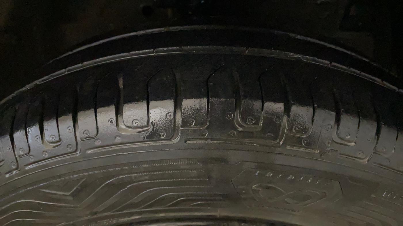 2014 Maruti Swift VXI, Petrol, Manual, 56,096 km, Right Front Tyre Tread