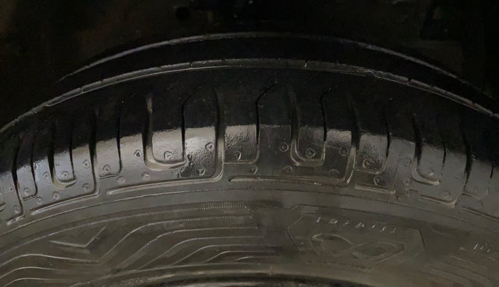 2014 Maruti Swift VXI, Petrol, Manual, 56,096 km, Right Front Tyre Tread