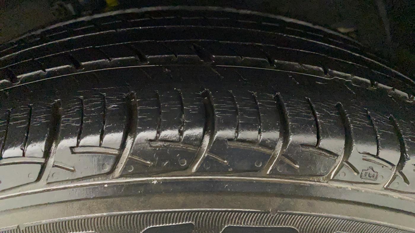 2015 Maruti Ertiga ZDI, Diesel, Manual, 80,269 km, Left Front Tyre Tread